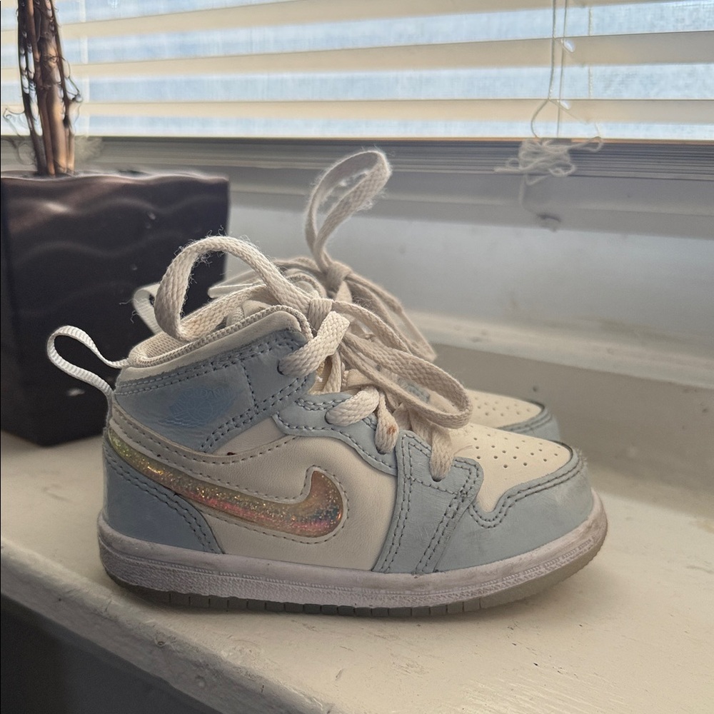 Jordan 1 Mid SE
Blue Tint Summit White White Ice Blue